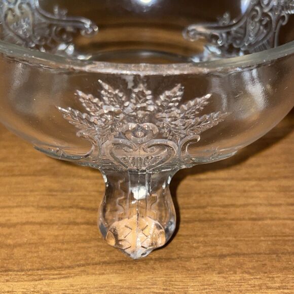 Vtg Clear Glass 3 Footed Bowl Scroll And Leaf Pattern 2.5 Inches X 4 Inches - Picture 4 of 11